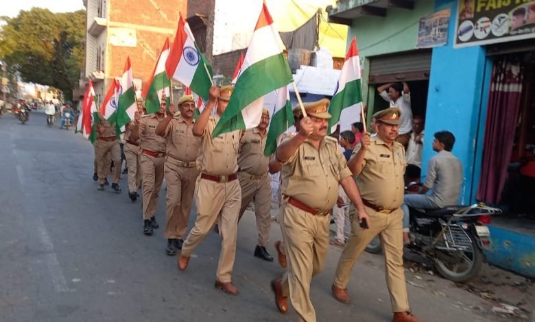 कासगंज: ढोलना पुलिस ने तिरंगा यात्रा धूमधाम निकाली कासगंज: ढोलना पुलिस ने तिरंगा यात्रा धूमधाम निकाली