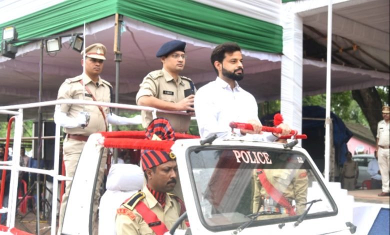 भिलाई: स्वतंत्रता दिवस से पहलें पुलिस लाइन का कलेक्टर पुष्पेंद्र कुमार मीणा एवं एसपी डॉ अभिषेक पल्लव ने तैयारियों को लेकर लिया जायजा भिलाई: स्वतंत्रता दिवस से पहलें पुलिस लाइन का कलेक्टर पुष्पेंद्र कुमार मीणा एवं एसपी डॉ अभिषेक पल्लव ने तैयारियों को लेकर लिया जायजा