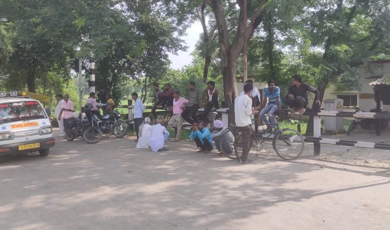 कासगंज: मानपुर नगरिया में ट्रेन से कटकर एक युवक की मौत कासगंज: मानपुर नगरिया में ट्रेन से कटकर एक युवक की मौत
