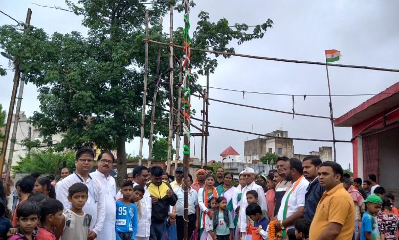 भिलाई: आजादी के अमृत महोत्सव एंव स्वतंत्रता दिवस के दौरान फहराया तिरंगा भिलाई: आजादी के अमृत महोत्सव एंव स्वतंत्रता दिवस के दौरान फहराया तिरंगा