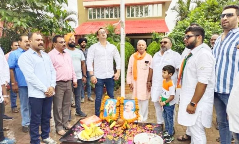 भिलाई: हैवी ट्रांसपोर्ट कंपनी में ध्वजारोहण किया,राष्ट्रगान कर तिरंगा झण्डे को सलामी दी भिलाई: हैवी ट्रांसपोर्ट कंपनी में ध्वजारोहण किया,राष्ट्रगान कर तिरंगा झण्डे को सलामी दी