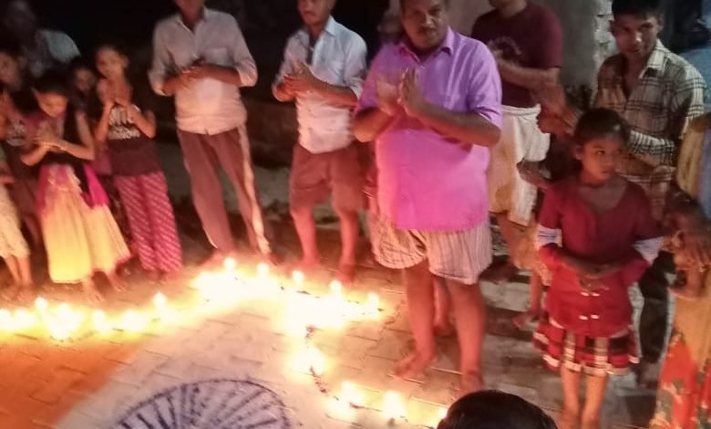 कासगंज: सोरों के गाँव पटकियाॅं में स्वतंत्रता दिवस पर देररात को भारत का चित्र बनाया,भव्य आरती का आयोजन