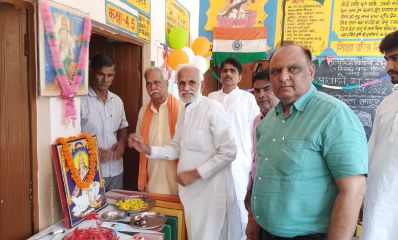 कासगंज : पटियाली में आजादी के अमृत महोत्सव पर विद्यालय में बच्चों को किया पुरस्कृत