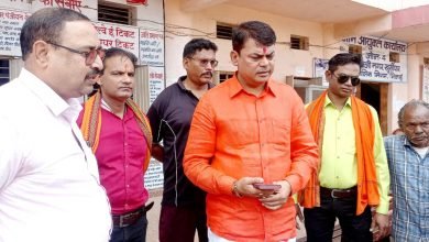 भिलाई: सफाई कर्मियों को नहीं मिला मानदेय, दया सिंह के पास पहुंचे, स्वास्थ्य अधिकारी को बुलवाकर दिलाया 10 लाख का चेक