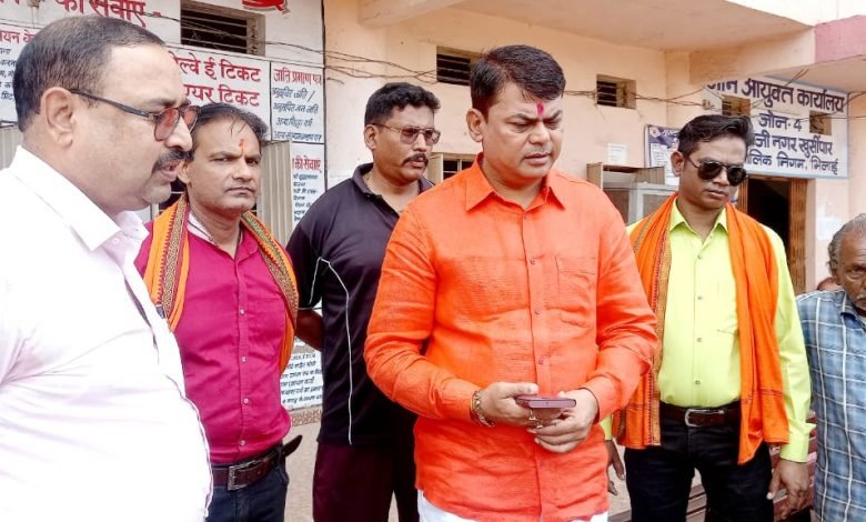 भिलाई: सफाई कर्मियों को नहीं मिला मानदेय, दया सिंह के पास पहुंचे, स्वास्थ्य अधिकारी को बुलवाकर दिलाया 10 लाख का चेक