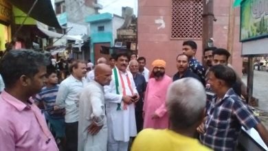कासगंज: अमांपुर बारहद्वारी पर चाचा नेहरू की प्रतिमा न लगाने पर कांग्रेसियों ने नाराज़गी जाहिर की