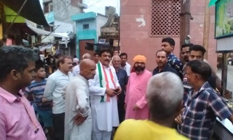 कासगंज: अमांपुर बारहद्वारी पर चाचा नेहरू की प्रतिमा न लगाने पर कांग्रेसियों ने नाराज़गी जाहिर की कासगंज: अमांपुर बारहद्वारी पर चाचा नेहरू की प्रतिमा न लगाने पर कांग्रेसियों ने नाराज़गी जाहिर की