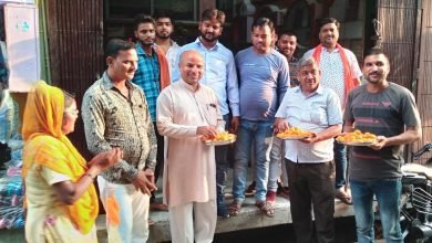 कासगंज: भूपेंद्र चौधारी के भाजपा प्रदेश अध्यक्ष बनने पर भाजपाइयों में खुशी की लहर, बाटी मिठाई