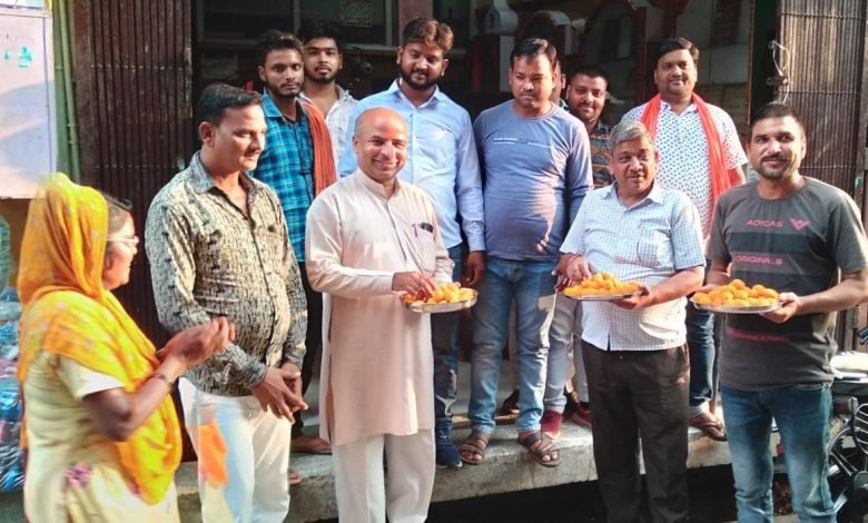 कासगंज: भूपेंद्र चौधारी के भाजपा प्रदेश अध्यक्ष बनने पर भाजपाइयों में खुशी की लहर, बाटी मिठाई कासगंज: भूपेंद्र चौधारी के भाजपा प्रदेश अध्यक्ष बनने पर भाजपाइयों में खुशी की लहर, बाटी मिठाई
