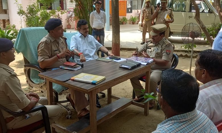 कासगंज: ढोलना थानें में समाधान दिवस पर फरियादियों की सुनी समस्याएं कासगंज: ढोलना थानें में समाधान दिवस पर फरियादियों की सुनी समस्याएं