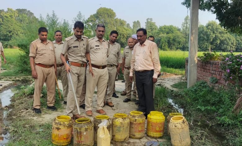 कासगंज: आबकारी टीम ने विशेष प्रवर्तन अभियान तहत कच्ची शराब के ठिकानों पर की छापेमारी कासगंज: आबकारी टीम ने विशेष प्रवर्तन अभियान तहत कच्ची शराब के ठिकानों पर की छापेमारी