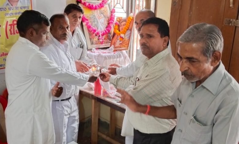 कासगंज: अखिल भारतीय धनगर समाज महासंघ जिला कार्यकारिणी की बैठक’अनुसूचित जाति प्रमाण पत्र न बनने पर मंथन किया कासगंज: अखिल भारतीय धनगर समाज महासंघ जिला कार्यकारिणी की बैठक’अनुसूचित जाति प्रमाण पत्र न बनने पर मंथन किया