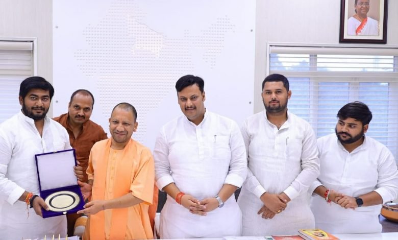 कासगंज:भाजयुमो जिलाध्यक्ष ने मुख्यमंत्री से की मुलाकात कासगंज:भाजयुमो जिलाध्यक्ष ने मुख्यमंत्री से की मुलाकात
