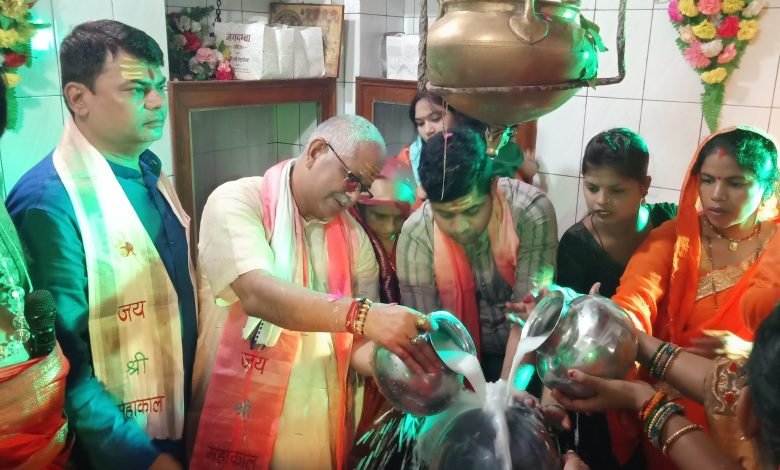 भिलाई:राजराजेश्वरी मंदिर में छत्तीसगढ़ शासन के नेता प्रतिपक्ष धरमलाल कौशिक पहुचें जहाँ दया सिंह के साथ किया महाभिषेक,दया सिंह के निमंत्रण पर पहुचें थें -कोशिक भिलाई:राजराजेश्वरी मंदिर में छत्तीसगढ़ शासन के नेता प्रतिपक्ष धरमलाल कौशिक पहुचें जहाँ दया सिंह के साथ किया महाभिषेक,दया सिंह के निमंत्रण पर पहुचें थें -कोशिक