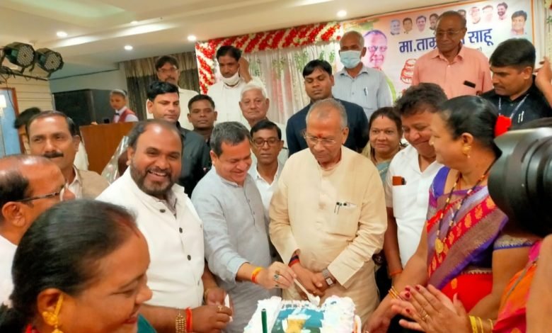 भिलाई: भिलाई में गृह मंत्री ताम्रध्वज साहू का जन्मदिन धूमधाम से मनाया गया। भिलाई: भिलाई में गृह मंत्री ताम्रध्वज साहू का जन्मदिन धूमधाम से मनाया गया।