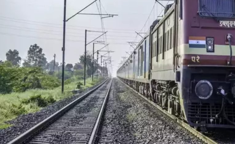 कासगंज: चलती ट्रेन से 19 वर्षीय युवक गिरकर हुआ गंभीर रूप से घायल, रेफर कासगंज: चलती ट्रेन से 19 वर्षीय युवक गिरकर हुआ गंभीर रूप से घायल, रेफर