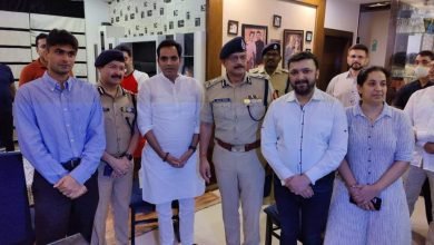 नोएडा:पीड़ित परिवार से मिलें पहुंचे पंकज सिहं,आरोपी व्यक्ति के विरुद्ध कठोर कार्रवाई होगी।
