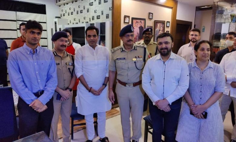 नोएडा:पीड़ित परिवार से मिलें पहुंचे पंकज सिहं,आरोपी व्यक्ति के विरुद्ध कठोर कार्रवाई होगी।