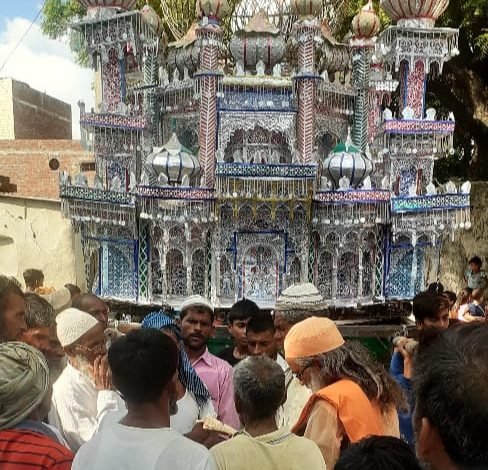कासगंज: विभिन्न स्थानों पर हजरत इमाम हुसैन की याद में निकाला गया ताजिये का जुलूस कासगंज: विभिन्न स्थानों पर हजरत इमाम हुसैन की याद में निकाला गया ताजिये का जुलूस