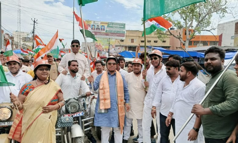 कासगंज: अमृत महोत्सव के उपलक्ष्य में बाइक तिरंगा यात्रा निकाली,जनपद में प्रत्येक कार्यकर्ता घर-घर तिरंगा फहराने का कार्य करेंगे- सांसद