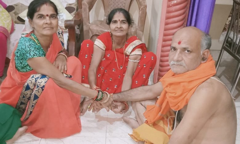 भिलाई: रक्षाबंधन त्यौहार पर बहनों ने भाईयों की कलाई पर बाँधी राखीं, लिया संकल्प