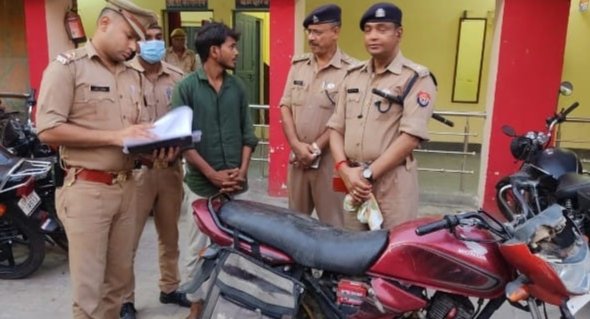 कासगंज: पुलिस ने चेकिंग के दौरान गिरफ्तार किया बाइक चोर कासगंज: पुलिस ने चेकिंग के दौरान गिरफ्तार किया बाइक चोर