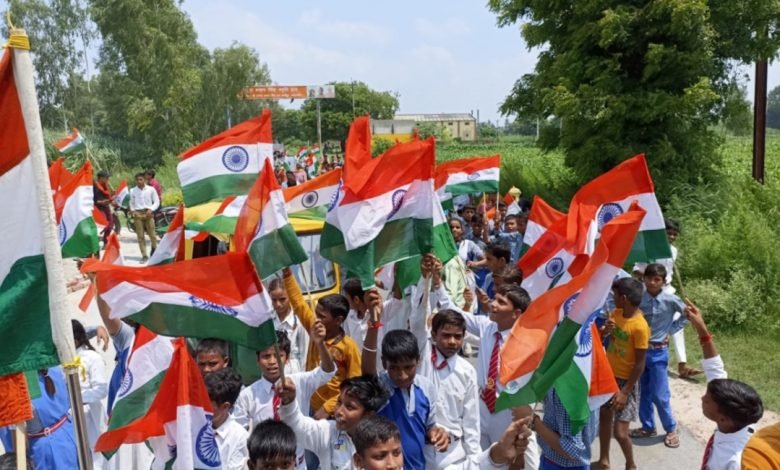 कासगंज: अमांपुर में आरएसएस ने 150 मीटर के तिरंगे संग निकालली धूमधाम से तिरंगा यात्रा रैली