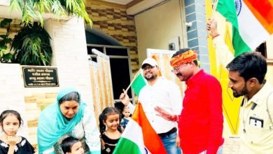 भिलाई: हर घर तिरंगा अभियान को लेकर घर घर जाकर तिरंगा झंडा वितरण किया