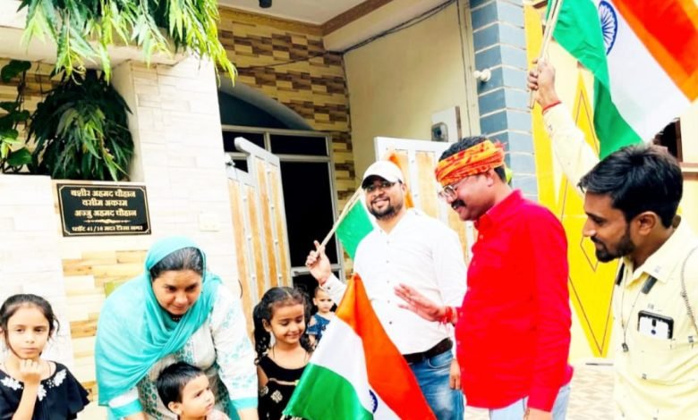 भिलाई: हर घर तिरंगा अभियान को लेकर घर घर जाकर तिरंगा झंडा वितरण किया भिलाई: हर घर तिरंगा अभियान को लेकर घर घर जाकर तिरंगा झंडा वितरण किया