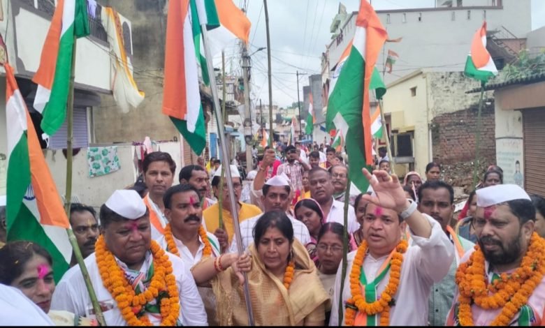भिलाई: आजादी की गौरव तिरंगा यात्रा का जगह जगह फूलों की बौछार कर भव्य स्वागत हुआ भिलाई: आजादी की गौरव तिरंगा यात्रा का जगह जगह फूलों की बौछार कर भव्य स्वागत हुआ