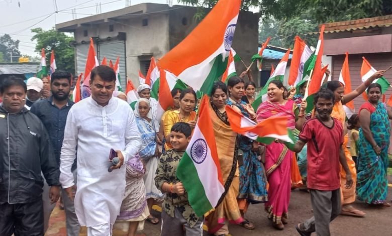 भिलाई: देशभक्ति के रंग में तीन घंटे में बांटे गए 11 हजार तिरंगा,दया सिहं नेतृत्व में धूमधाम से निकाली गई तिरंगा यात्रा भिलाई: देशभक्ति के रंग में तीन घंटे में बांटे गए 11 हजार तिरंगा,दया सिहं नेतृत्व में धूमधाम से निकाली गई तिरंगा यात्रा