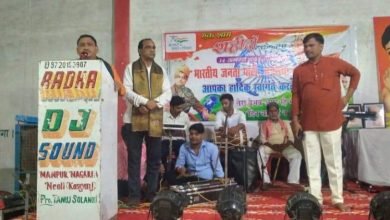 कासगंज: मानपुर नगरिया में एक शाम शहीदों के नाम कार्यक्रम में सास्कृतिक कार्यक्रम प्रस्तुत हुए