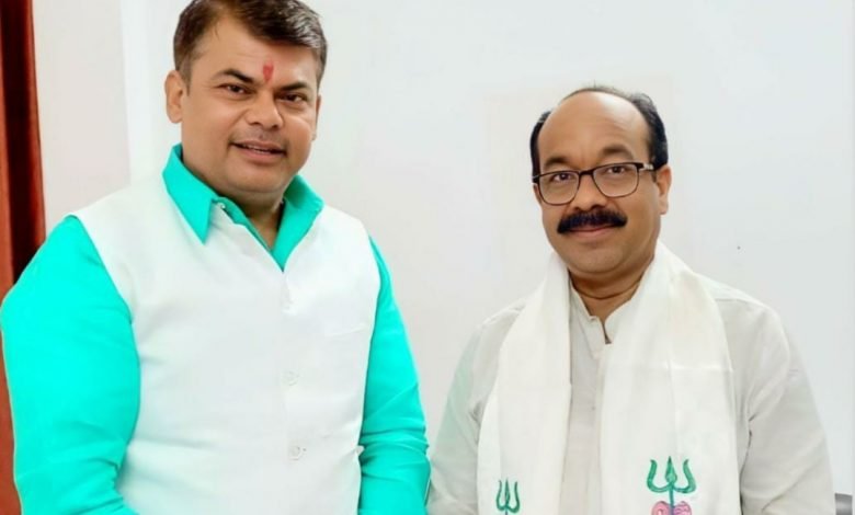 रायपुर: भारतीय जनता पार्टी के नवनियुक्त प्रदेश अध्यक्ष से भाजपा पार्षद दया सिंह ने की मुलाकात रायपुर: भारतीय जनता पार्टी के नवनियुक्त प्रदेश अध्यक्ष से भाजपा पार्षद दया सिंह ने की मुलाकात