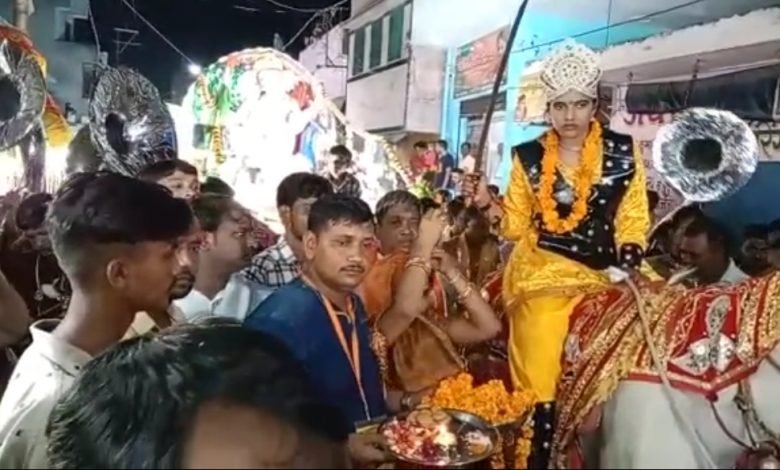 कासगंज: अमांपुर में धूमधाम से निकाली गई रानी अवंतीबाई शोभायात्रा कासगंज: अमांपुर में धूमधाम से निकाली गई रानी अवंतीबाई शोभायात्रा