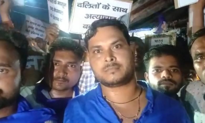 कासगंज: दलित छात्र की हत्या को लेकर आक्रोश निकाला कैंडल मार्च कासगंज: दलित छात्र की हत्या को लेकर आक्रोश निकाला कैंडल मार्च