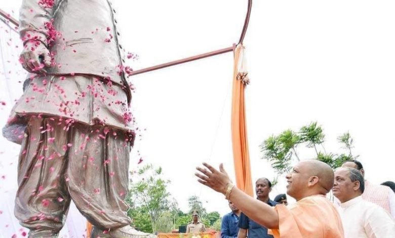 लखनऊ: मुख्यमंत्री योगी ने बाबूजी कल्याण सिंह की पुण्यतिथि पर भव्य मूर्ति का अनावरण किया लखनऊ: मुख्यमंत्री योगी ने बाबूजी कल्याण सिंह की पुण्यतिथि पर भव्य मूर्ति का अनावरण किया