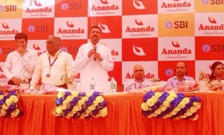 कासगंज: एसबीआई और आंनदा ने मिलकर सैकड़ों किसानों को बांटा ऋण कासगंज: एसबीआई और आंनदा ने मिलकर सैकड़ों किसानों को बांटा ऋण
