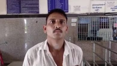 कासगंज: रेलवे स्टेशन पर टिकट वितरण के दौरान टिकट मास्टर ने दिव्यांग से की अभद्रता