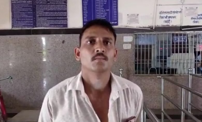 कासगंज: रेलवे स्टेशन पर टिकट वितरण के दौरान टिकट मास्टर ने दिव्यांग से की अभद्रता कासगंज: रेलवे स्टेशन पर टिकट वितरण के दौरान टिकट मास्टर ने दिव्यांग से की अभद्रता