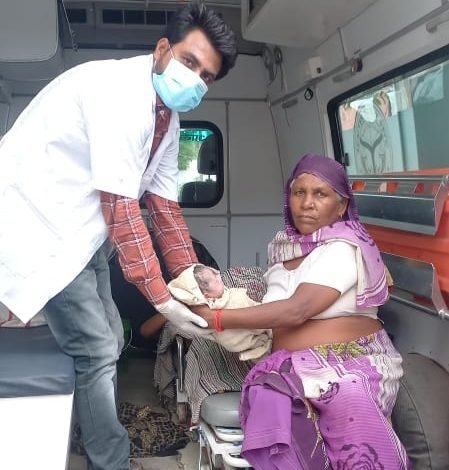 कासगंज: एम्बुलेंस में गूंजी किलकारी,एम्बुलेंस कर्मियों ने कराया सुरक्षित प्रसव कासगंज: एम्बुलेंस में गूंजी किलकारी,एम्बुलेंस कर्मियों ने कराया सुरक्षित प्रसव