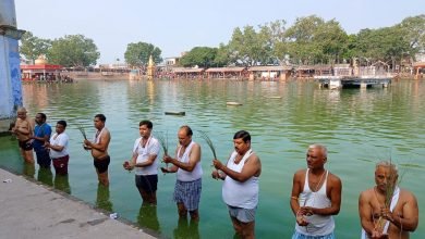 कासगंज: श्राद्ध पक्ष पर गंगा में स्नान कर पितरों का तर्पण किया