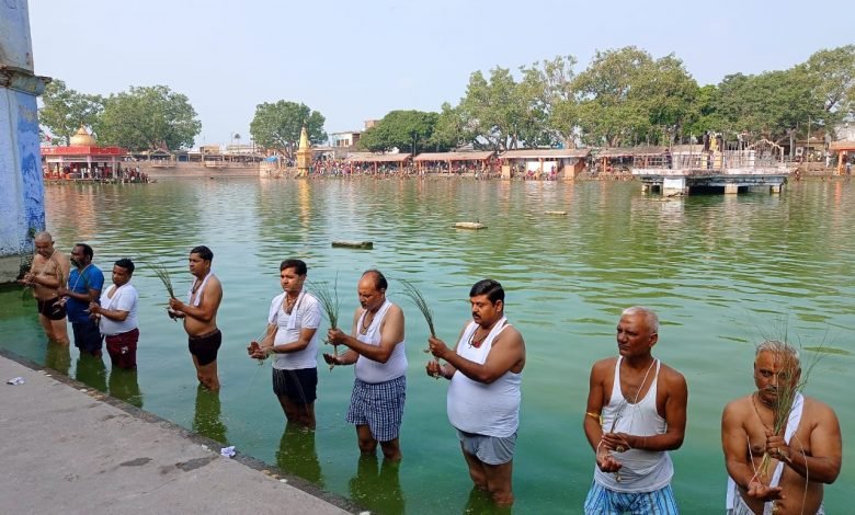 कासगंज: श्राद्ध पक्ष पर गंगा में स्नान कर पितरों का तर्पण किया