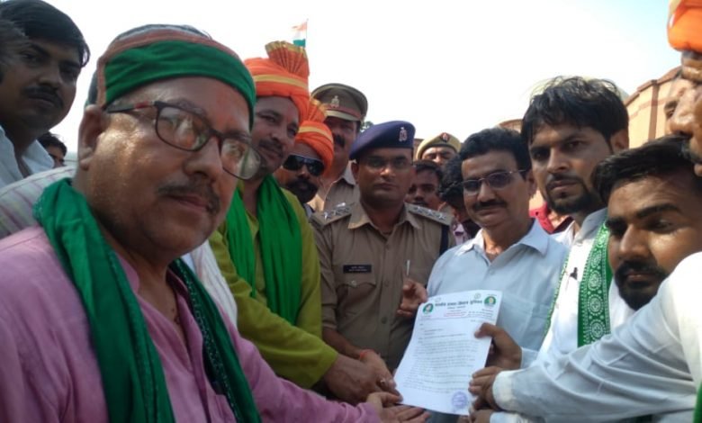 कासगंज:भारतीय हकधर किसान यूनियन ने किसान समस्याओं को लेकर अपर जिलाधिकारी को सौपा ज्ञापन कासगंज:भारतीय हकधर किसान यूनियन ने किसान समस्याओं को लेकर अपर जिलाधिकारी को सौपा ज्ञापन