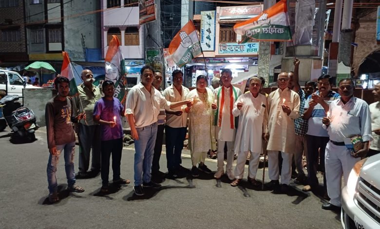 कासगंज: दलित बहनों के साथ हुए अमानवीय व्यवहार के विरोध में कांग्रेस कार्यकर्ताओं ने निकाला केंडिल मार्च कासगंज: दलित बहनों के साथ हुए अमानवीय व्यवहार के विरोध में कांग्रेस कार्यकर्ताओं ने निकाला केंडिल मार्च