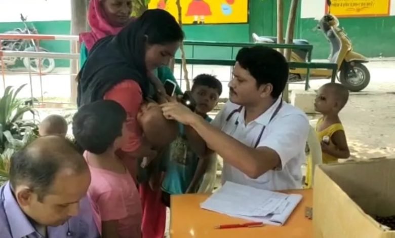 कासगंज: सहावर क्षेत्र के ग्राम रारा में पनपा खसरे के लक्षण कासगंज: सहावर क्षेत्र के ग्राम रारा में पनपा खसरे के लक्षण