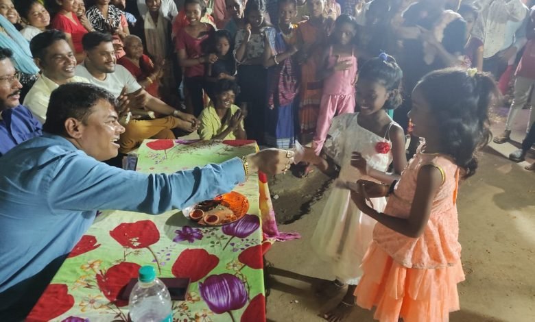 भिलाई: खुर्सीपार में धूमधाम से मनाया गया नुआखाई पर्व,भाजपा पार्षद दया सिंह हुए शामिल, समाज के बच्चों ने दी प्रस्तुति भिलाई: खुर्सीपार में धूमधाम से मनाया गया नुआखाई पर्व,भाजपा पार्षद दया सिंह हुए शामिल, समाज के बच्चों ने दी प्रस्तुति