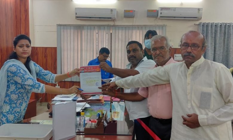 कासगंज: सोरों तुलसी जन्म स्थान प्रकरण का मुद्दा गरमाया,पांच सदस्यीय प्रतिनिधि मंडल ने डीएम के माध्यम से मुख्यमंत्री से अपना पक्ष रखने के लिए मांगा समय कासगंज: सोरों तुलसी जन्म स्थान प्रकरण का मुद्दा गरमाया,पांच सदस्यीय प्रतिनिधि मंडल ने डीएम के माध्यम से मुख्यमंत्री से अपना पक्ष रखने के लिए मांगा समय