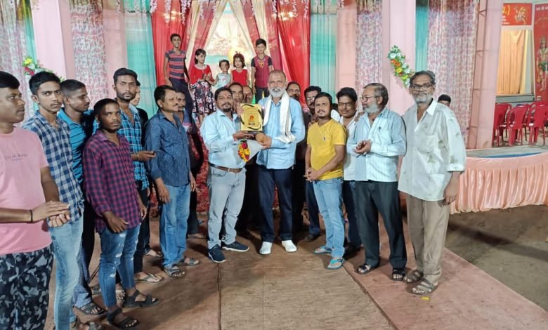 भिलाई: गणेश समिति ने नारायण मिश्रा को शाल श्रीफल मोमेंटो देकर दिया सम्मान भिलाई: गणेश समिति ने नारायण मिश्रा को शाल श्रीफल मोमेंटो देकर दिया सम्मान