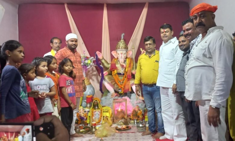 भिलाई: बप्पा के दर्शन के बाद दया सिंह ने भिलाई की खुशहाली की कामना की,समितियों ने किया सम्मान भिलाई: बप्पा के दर्शन के बाद दया सिंह ने भिलाई की खुशहाली की कामना की,समितियों ने किया सम्मान