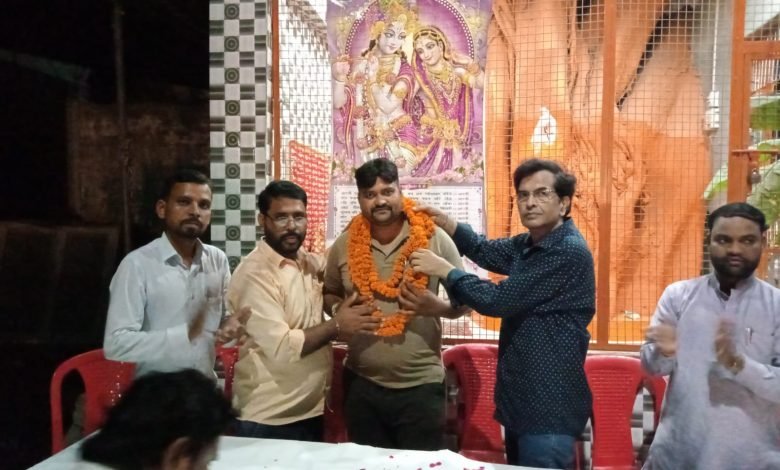 बदायूं: अखिल भारत हिन्दू महासभा की बैठक आयोजित, पदाधिकारियों को दिए मनोनयन पत्र